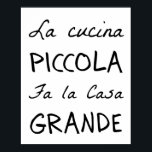 La Cucina (The Kitchen Poster) Poster<br><div class="desc">"La cucina piccola fa la casa grande" ist ein altes italienisches Sprichwort,  was bedeutet "Eine kleine Küche macht eine große Zuhause." Die Italiener sehen Essen als einen Ort,  der mit Familie und Freunden verbunden ist. So einfach,  wahr und schön.</div>