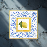 "La Dolce Vita" Lemon mediterranes italienisches D Fliese<br><div class="desc">Bringen Sie eine Touch mediterraner Eleganz in Ihr Hochzeitsthema "La Dolce Vita" mit diesem schönen Fliesendesign. Dieses vielseitige, von goldenen Akzenten gerahmte, gelbe Zitrone-Design ist umgeben von einem klassischen blauen Blatt-Muster und eignet sich hervorragend für Hochzeitsdekor, Beschriftungen oder Keepsakes. Ideal für italienische oder mediterran inspirierte Events, besticht diese Kachel durch...</div>