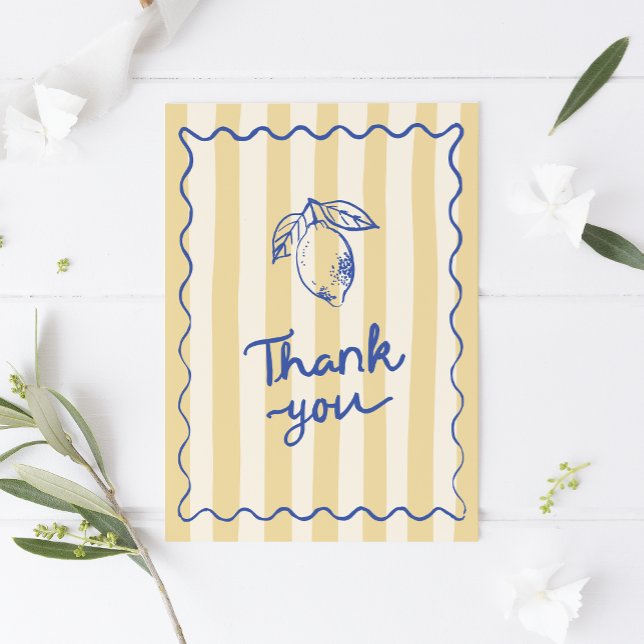 La Dolce Vita Lemons italienisches Brautparty Dankeskarte (Bridal Shower Thank You card with yellow striped background, wavy border and lemon illustration)