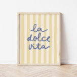 La Dolce Vita Mediteran Italienisches Positano Poster<br><div class="desc">Dieses La Dolce Vita Plakatdruck mit handgeschriebenem Text und einem gelb gestreiften Hintergrund erinnert an die Zitronen eines italienischen Sommers. La Dolce Vita ist ein italienischer Begriff, der "Leben ist süß" bedeutet. Wenn Sie eine ästhetische, trendige Wandkunst für den Sommer suchen, werden Sie diese Liebe erhalten. Dieses trendige Poster wird...</div>
