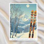 La Plagne Frankreich Skigebiet Retro Postcard Postkarte<br><div class="desc">Bonjour aus den schneebedeckten Bergen La Plagne - Paradiski,  Tarentaise,  Frankreich,  in Europa! Wir hoffen,  dass Sie einen wunderschönen Skiurlaub haben. Diese Postkarte zeigt eine wunderschöne,  blau-graue Berglandschaft mit Retro-Skischulen in orangefarbenem Stammesmuster. Alle Textsätze können an Ihren Anzug angepasst werden!</div>