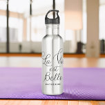 "La Vie est Belle" Edelstahlflasche<br><div class="desc">Elegante Schrift Typografie personalisierte Wasser Flasche Design.</div>