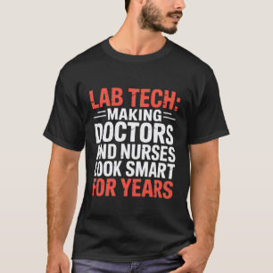 Labortechniker hilft Ärzten und Krankenschwestern T-Shirt