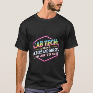 Labortechniker hilft Ärzten und Krankenschwestern  T-Shirt
