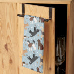 Labradoodle/Goldendoodle Knochen und Paare Geschirrtuch<br><div class="desc">Niedliche Labradoodle / Goldendoodle Hunde sitzen und stehen und rollen mit Creme,  Aprikose,  Schokolade,  Schwarz- und Parti-Mäntel mit verstreuten Hundeknochen und Pappprints Muster.</div>