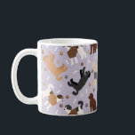 Labradoodle/Goldendoodle Knochen und Paare Kaffeetasse<br><div class="desc">Niedliche Labradoodle / Goldendoodle Hunde sitzen und stehen und rollen mit Creme,  Aprikose,  Schokolade,  Schwarz- und Parti-Mäntel mit verstreuten Hundeknochen und Pappprints Muster.</div>