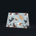 Labradoodle/Goldendoodle Knochen und Paare Karte<br><div class="desc">Niedliche Labradoodle / Goldendoodle Hunde sitzen und stehen und rollen mit Creme,  Aprikose,  Schokolade,  Schwarz- und Parti-Mäntel mit verstreuten Hundeknochen und Pappprints Muster.</div>