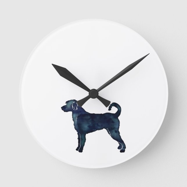 Labradoodle Hund Silhouette Schwarzes Wasser Runde Wanduhr (Vorderseite)