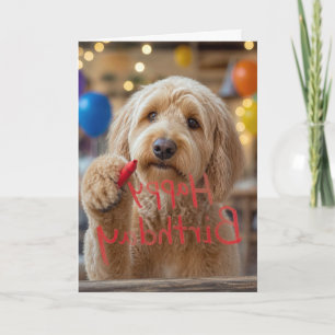 Labradoodle schreibt Alles Gute zum Geburtstag auf Karte