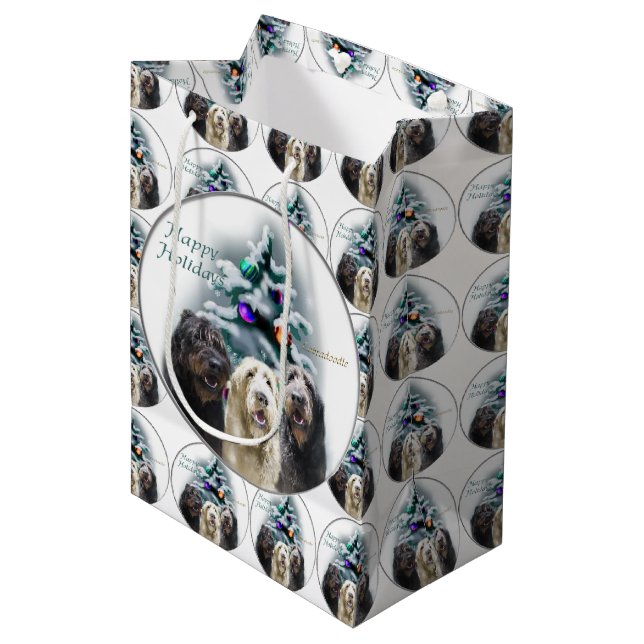 Labradoodle Trio Christmas Mittlere Geschenktüte (Vorderseite Schrägansicht)