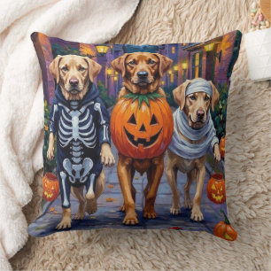 Labrador beim Süßigkeitenbetteln in Halloween-Kost Kissen