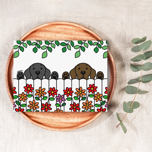 Labrador Duo beobachtet Postkarte (Labrador Duo Watching You Postcard for Labrador Owners.  Black Lab and Chocolate Lab Cartoon Design.)