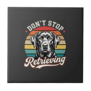 Labrador hört nicht auf, Retro-Hund zu holen Fliese