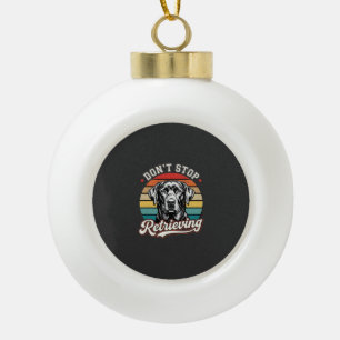Labrador hört nicht auf, Retro-Hund zu holen Keramik Kugel-Ornament