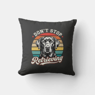 Labrador hört nicht auf, Retro-Hund zu holen Kissen