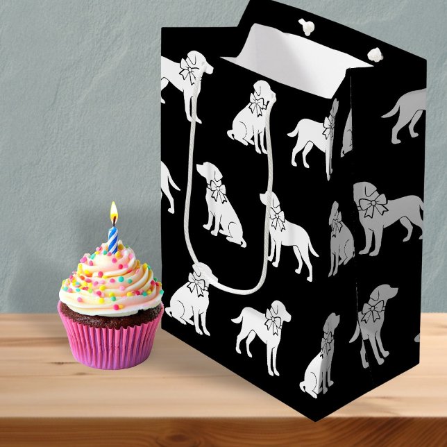 Labrador Hund in Big Gift Bow Mittlere Geschenktüte (Labrador Dog In Big Gift Bow Medium Gift Bag by Ricaso. Ideal for birthdays, Valentines & more )