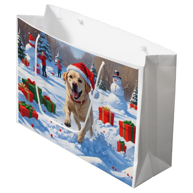 Labrador Hund läuft im Schnee mit Weihnachtshut Große Geschenktüte (Vorderseite Schrägansicht)
