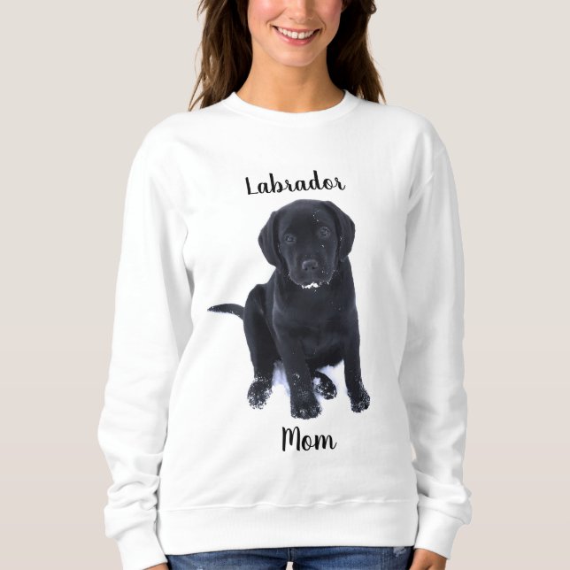 Labrador-Mama - Mama im schwarzen Labor Sweatshirt (Vorderseite)