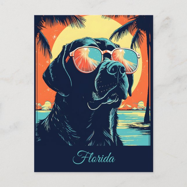 Labrador mit Sonnenbrille am Strand Custom Postkarte (Vorderseite)