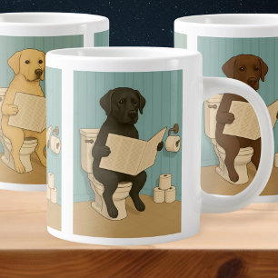 Labrador Reading Newspaper on Toilet Jumbo-Tasse