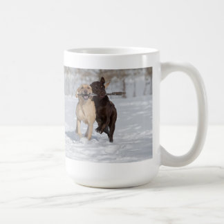 Labrador-Retriever, die im Schnee spielen Tasse