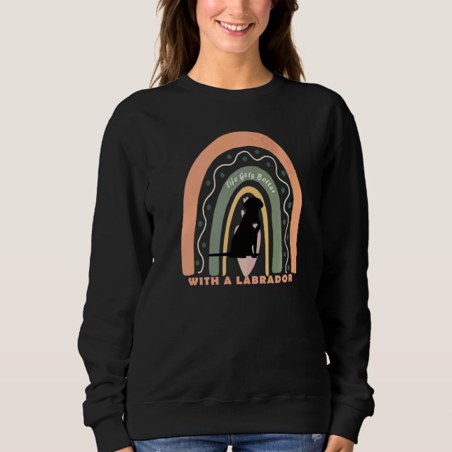 Labrador Retriever Hund mit gemustertem Regenbogen Sweatshirt (Vorderseite)