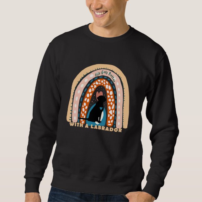 Labrador Retriever Hund mit gemustertem Regenbogen Sweatshirt (Vorderseite)