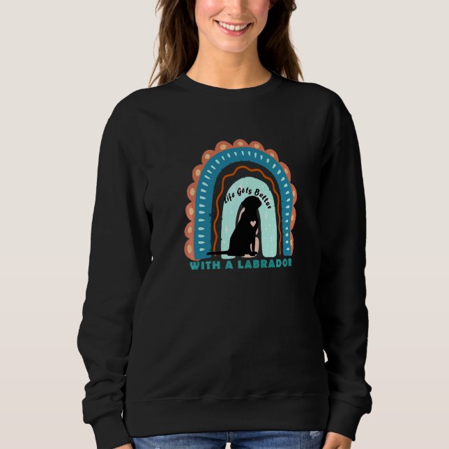 Labrador Retriever Hund mit gemustertem Regenbogen Sweatshirt (Vorderseite)