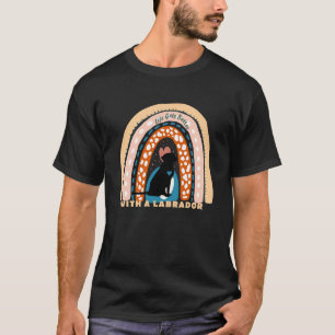 Labrador Retriever Hund mit gemustertem Regenbogen T-Shirt