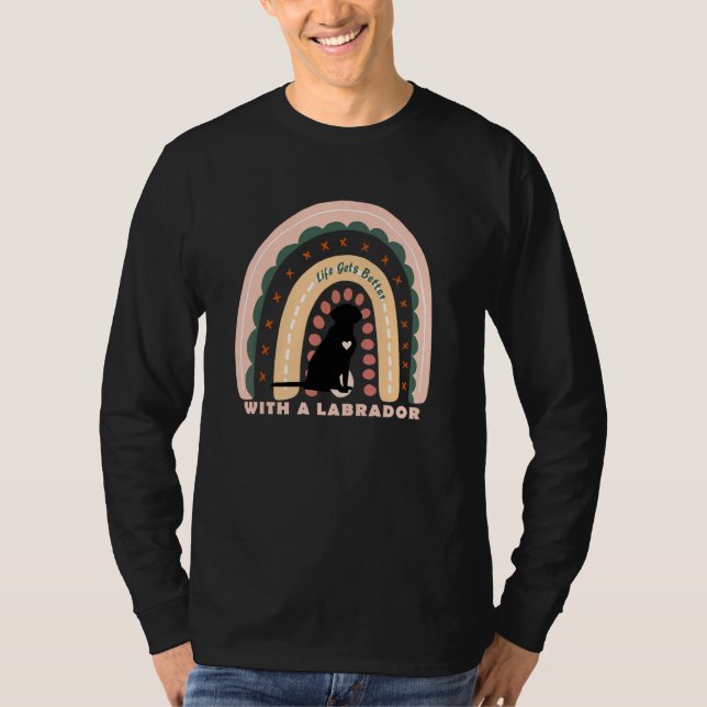 Labrador Retriever Hund mit gemustertem Regenbogen T-Shirt (Vorderseite)