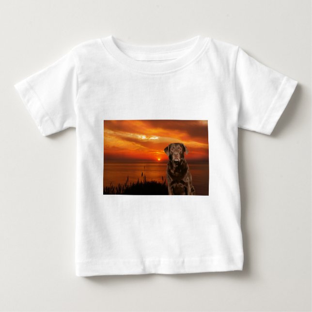 Labrador Retriever Hund sitzend neben Sonnenunterg Baby T-shirt (Vorderseite)