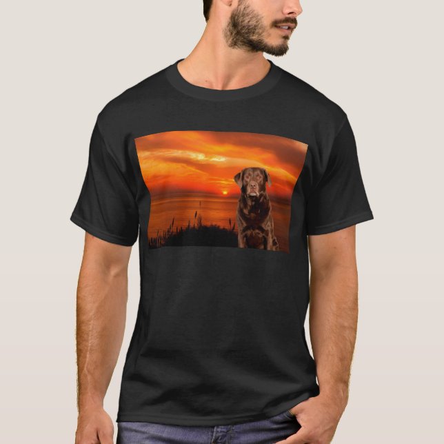 Labrador Retriever Hund sitzend neben Sonnenunterg T-Shirt (Vorderseite)