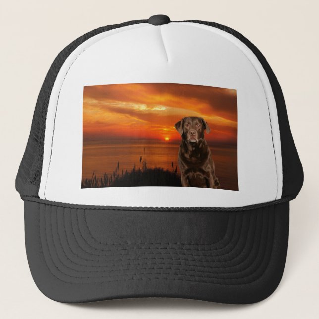Labrador Retriever Hund sitzend neben Sonnenunterg Truckerkappe (Vorderseite)