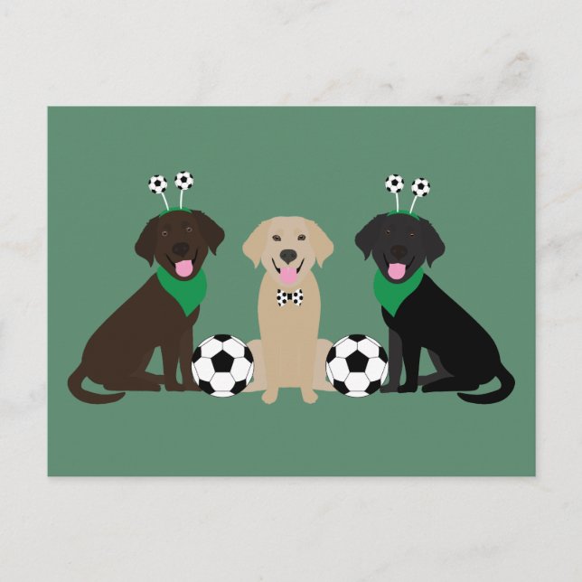 Labrador Retriever Hunde spielen Fußball Postkarte (Vorderseite)