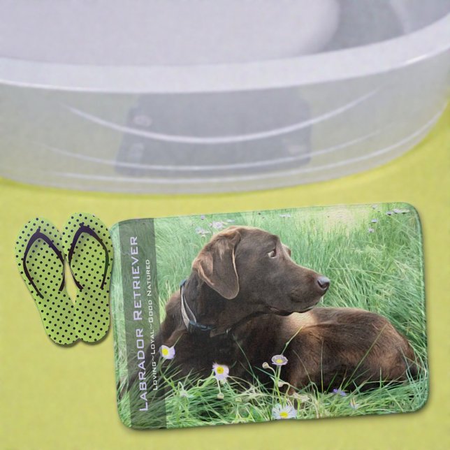 Labrador Retriever in Gras und violetten Blumen Badematte (Labrador Retriever in grass bath mat. )