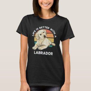 Labrador Retriever mit einem Labrador-Hund T-Shirt