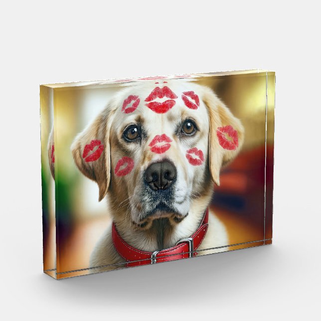 Labrador Retriever mit Lipstick Kisses Fotoblock (Links)