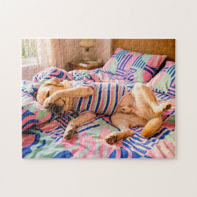 Labrador ruht auf farbenfroher Bettdecke Puzzle (Horizontal)