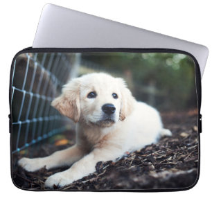 Labrador-Welpe, der im Garten spielt Laptopschutzhülle