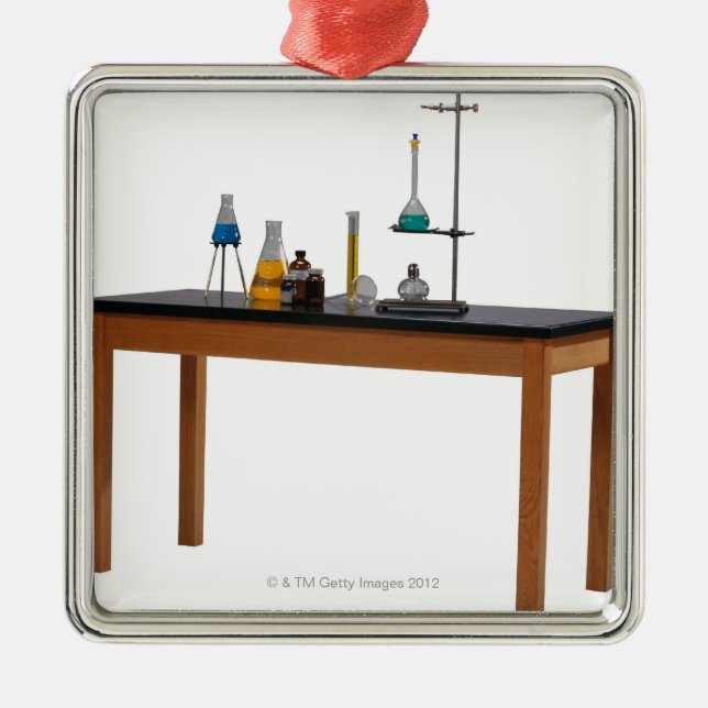 Labradortabelle mit Chemikalien Ornament Aus Metall (Vorne)