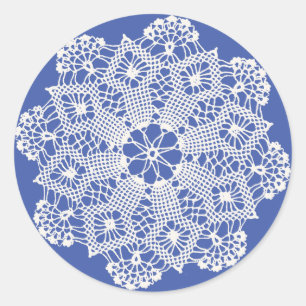Lace Doily auf Blue Runder Aufkleber