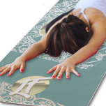 Lace mandala yogamatte<br><div class="desc">Eine schöne Spitze mandala in Weiß und bise Farben perfekt verheiratet mit einer Touch der Moderne durch glänzende goldene Scheiben. Diese raffinierte Yoga-Matte ist für Sie mit ihrem eleganten und modernen Monogramm perfekt personalisiert. Wenn Moderne Tradition trifft.</div>