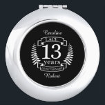 Lace Traditionelle Hochzeit Jahrestag 13 Jahre Taschenspiegel<br><div class="desc">Ein Design, um 13 Jahre Ehe zu feiern. Dieses Design hat ein weißes (traditionelles), farbiges Lorbeerdesign auf einem schwarzen Hintergrund. Spitzen ist das traditionelle Geschenk für diesen Anlass. Der Text lautet Elfenbein 13 Jahre Jubiläum. Ein romantisches Design, um Ihr 13. Jahr der Ehe zu feiern. Wenn Sie Hilfe bei der...</div>