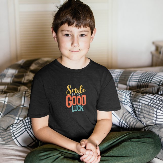 Lächeln bringt Viel Glück T-Shirt (Von Creator hochgeladen)