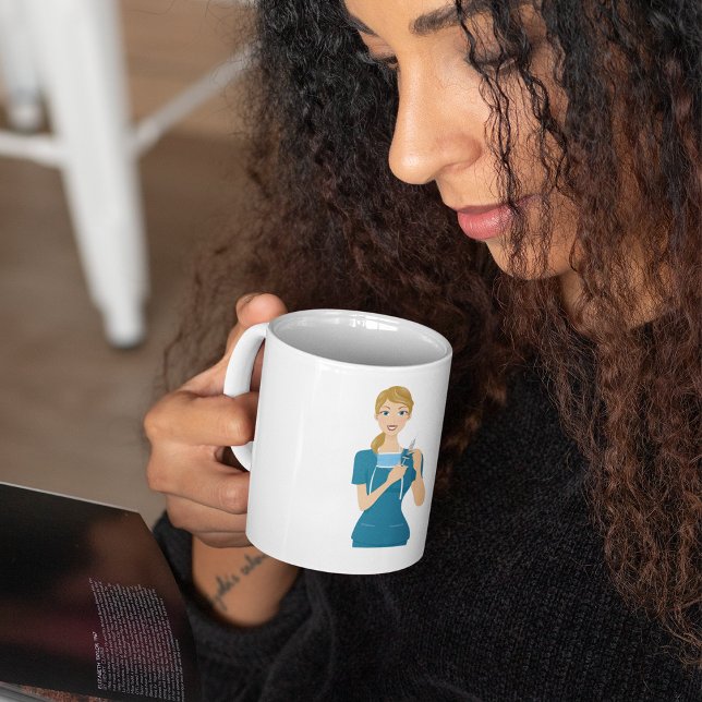 Lächeln der Krankenschwester mit Spritze Kaffeetasse (Von Creator hochgeladen)