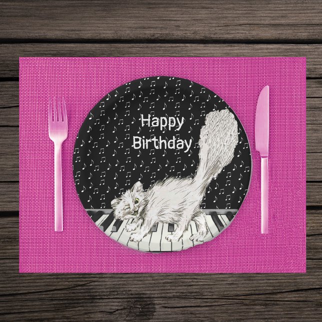 Lächeln der weißen Katze auf Piano-Musiknoten Pappteller (White winking cat walking on piano keys on black with white music note paper Birthday party plates.)