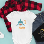 Lächeln Hai Personalisiert ersten Geburtstag Baby Strampler<br><div class="desc">Der köstliche Geburtstagskleisanzug passt zu den Einladungen zum Geburtstag von Haiködern und dem Party. Das Design zeichnet sich durch einen niedlich lächelnden blauen Hai aus,  in dem das Alter Ihres Kindes und der Name darunter liegen. Perfekt für Geburtstagsfeiern und Crash Cake Sessions!</div>