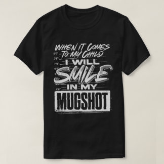 Lächeln in meinem Mugshot-Kinderzitat T-Shirt