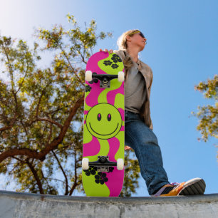 Lächeln Sie grün, heiß rosa und schwarz Skateboard