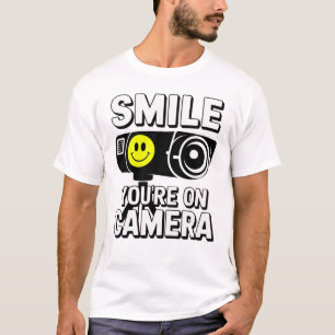 Lächeln Sie, Sie sind auf Kamera T-Shirt